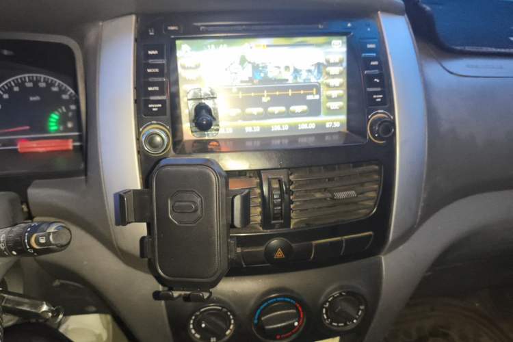 Used Dongfeng Shuaike 2011 2.0L Manual Luxury 7-Seater Audio And AC Panel
