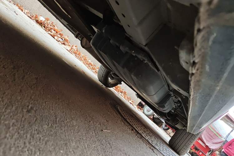 Used Dongfeng Shuaike 2011 1.6L Manual Comfort 7-Seater Chassis Front Left