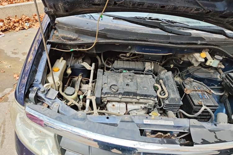 Used Dongfeng Shuaike 2011 1.6L Manual Comfort 7-Seater Engine Bay Right