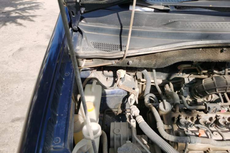 Used Dongfeng Shuaike 2011 1.5L Manual Standard Model 7 Seats China IV Standard Engine Bay Right