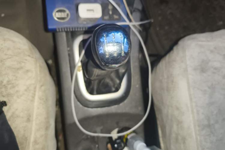Used Dongfeng Shuaike 2011 2.0L Manual Luxury 7-Seater Gear Lever