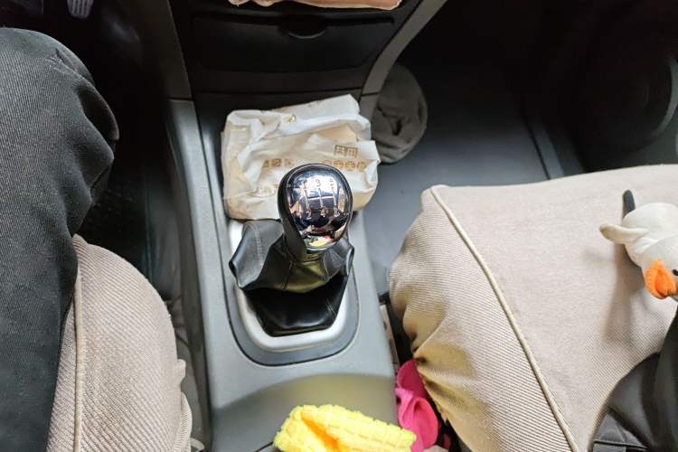 Used Dongfeng Shuaike 2011 1.6L Manual Comfort 7-Seater Gear Lever