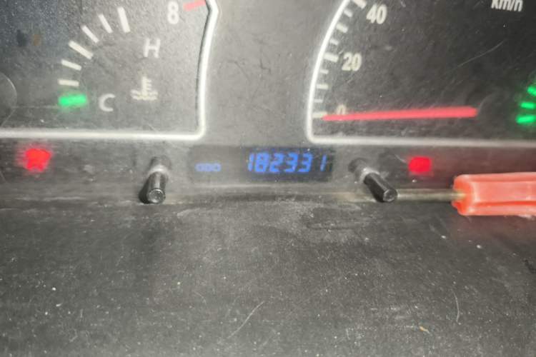 Used Dongfeng Shuaike 2011 2.0L Manual Luxury 7-Seater Odometer Close Up