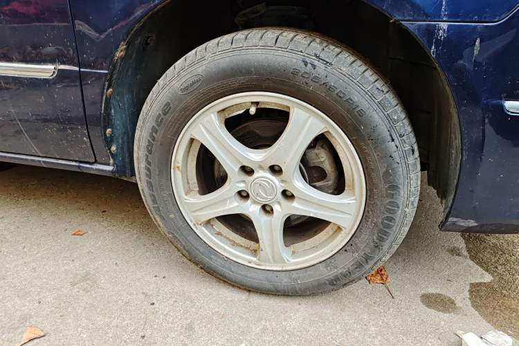 Used Dongfeng Shuaike 2011 1.6L Manual Comfort 7-Seater Right Front Wheel Hub