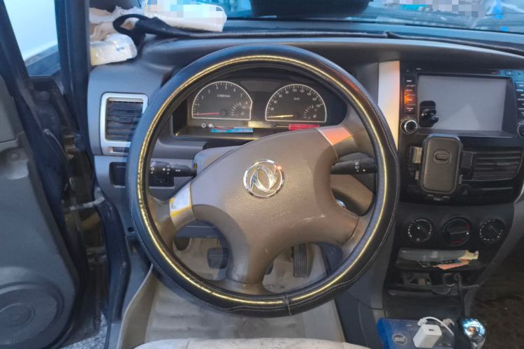 Used Dongfeng Shuaike 2011 2.0L Manual Luxury 7-Seater Steering Wheel