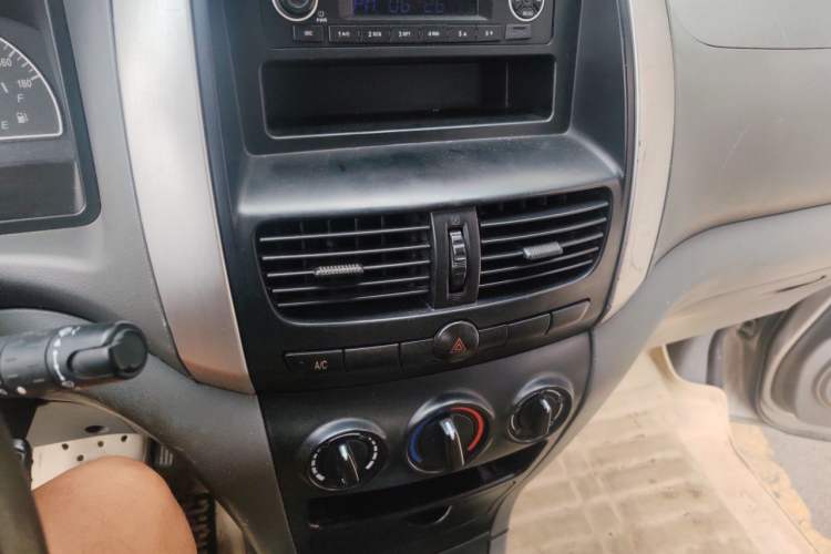 Used Dongfeng Shuaike 2011 1.6L Manual Comfort 7-Seater Audio And AC Panel