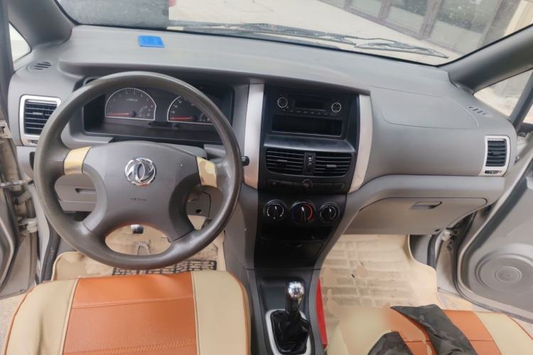 Used Dongfeng Shuaike 2011 1.6L Manual Comfort 7-Seater Center Console