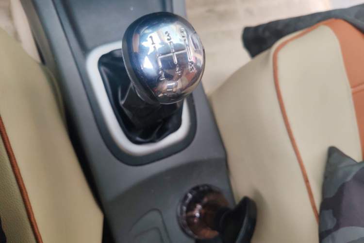 Used Dongfeng Shuaike 2011 1.6L Manual Comfort 7-Seater Gear Lever