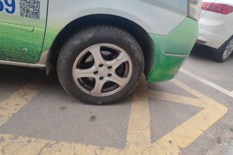 Used Dongfeng Shuaike 2011 1.6L Manual Comfort 7-Seater Right Front Wheel Hub