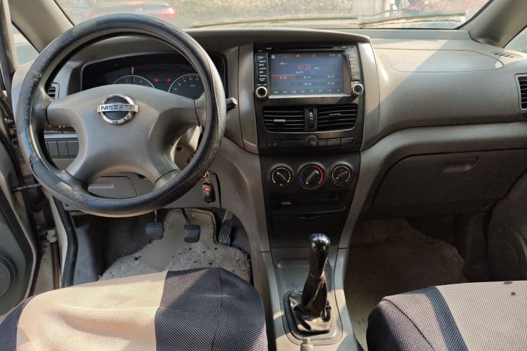 Used Dongfeng Shuaike 2011 1.5L Manual Standard 5-Seater China IV Center Console