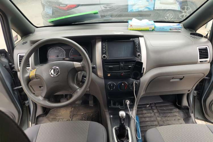 Used Dongfeng Shuaike 2011 1.6L Manual Comfort 7-Seater Center Console