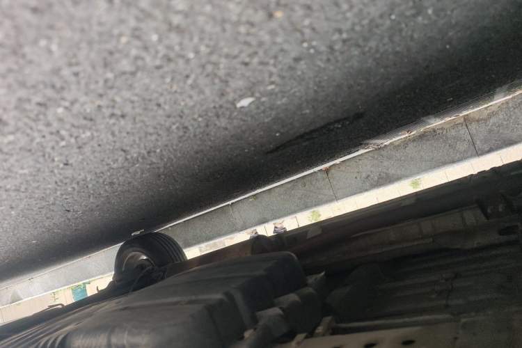 Used Dongfeng Shuaike 2011 1.6L Manual Comfort 7-Seater Chassis Front Left