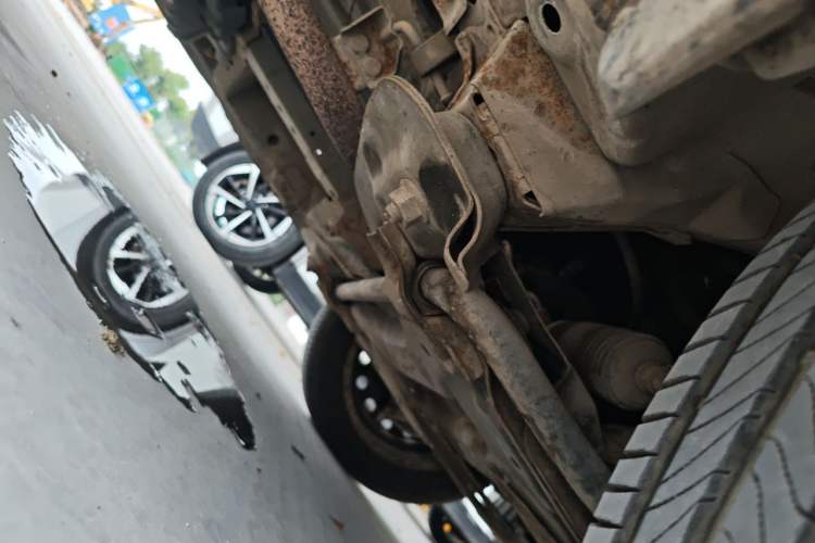 Used Dongfeng Shuaike 2011 1.6L Manual Commercial 5-Seater Chassis Front Right