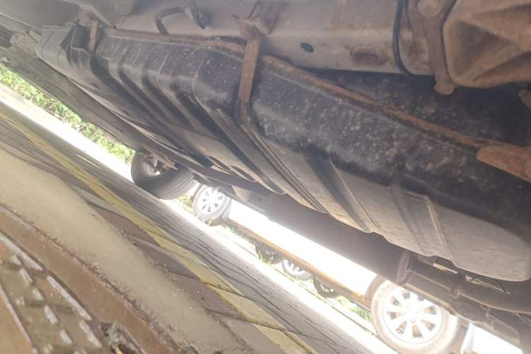Used Dongfeng Shuaike 2011 1.6L Manual Comfort 7-Seater Chassis Rear Left