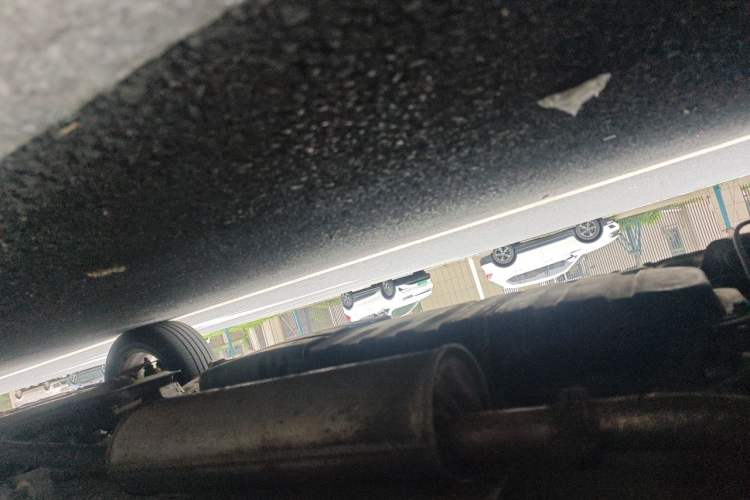 Used Dongfeng Shuaike 2011 1.6L Manual Comfort 7-Seater Chassis Rear Right