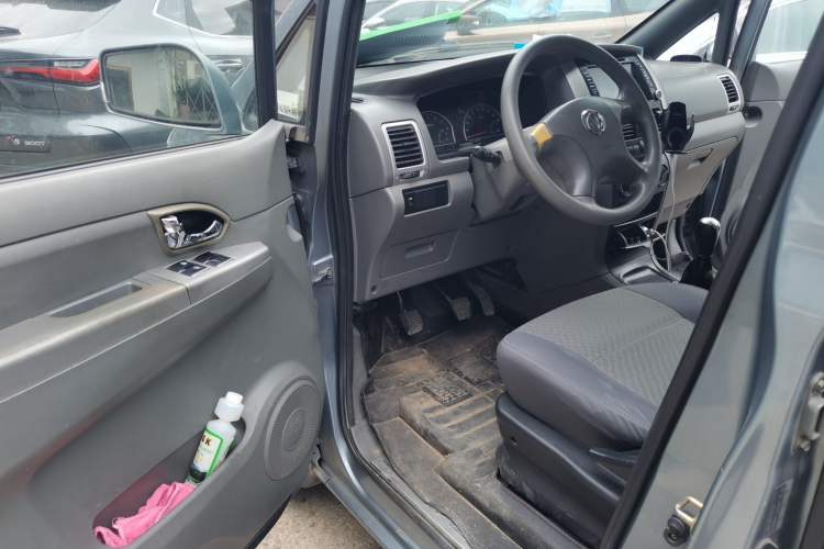 Used Dongfeng Shuaike 2011 1.6L Manual Comfort 7-Seater Driver Seat