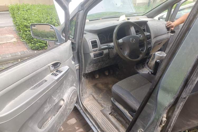 Used Dongfeng Shuaike 2011 1.6L Manual Comfort 7-Seater Driver Seat