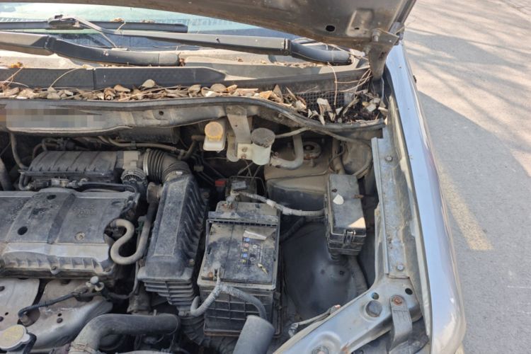Used Dongfeng Shuaike 2011 1.6L Manual Comfort 7-Seater Engine Bay Left
