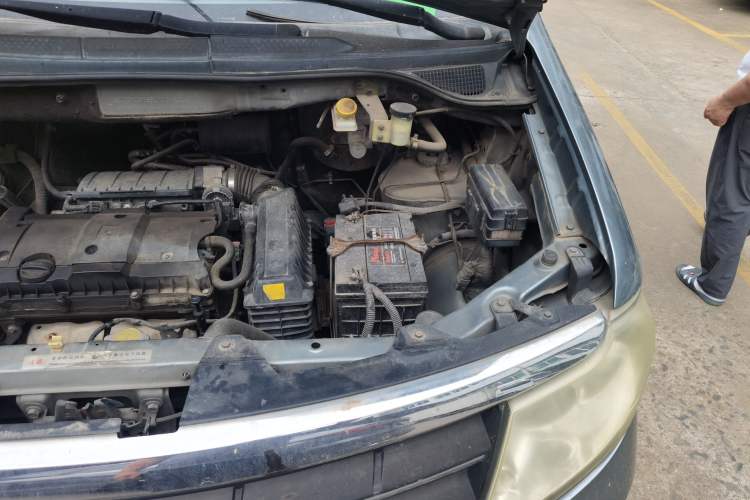 Used Dongfeng Shuaike 2011 1.6L Manual Comfort 7-Seater Engine Bay Left
