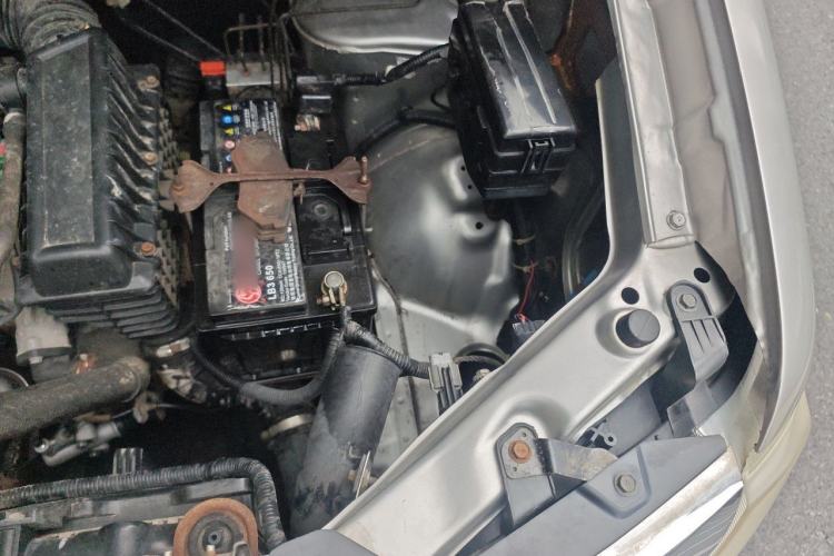 Used Dongfeng Shuaike 2011 1.6L Manual Comfort 7-Seater Engine Bay Left