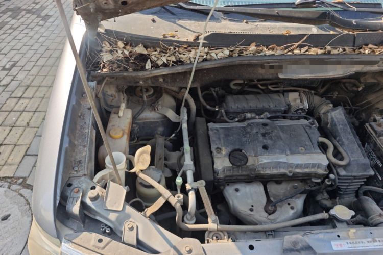 Used Dongfeng Shuaike 2011 1.6L Manual Comfort 7-Seater Engine Bay Right