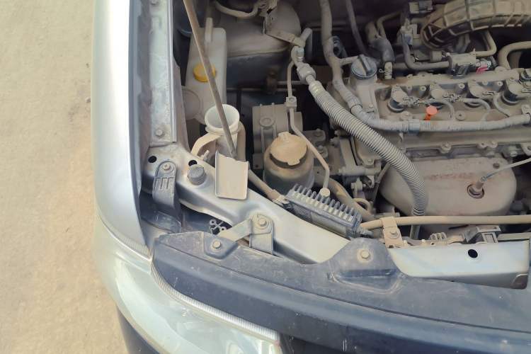 Used Dongfeng Shuaike 2011 1.5L Manual Standard 5-Seater China IV Engine Bay Right