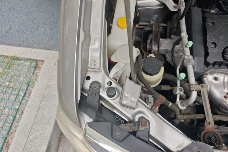 Used Dongfeng Shuaike 2011 1.6L Manual Comfort 7-Seater Engine Bay Right
