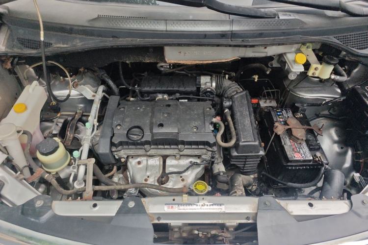 Used Dongfeng Shuaike 2011 1.6L Manual Comfort 7-Seater Engine Bay