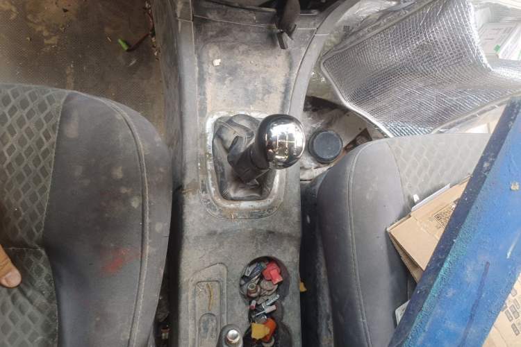 Used Dongfeng Shuaike 2011 1.6L Manual Comfort 7-Seater Gear Lever