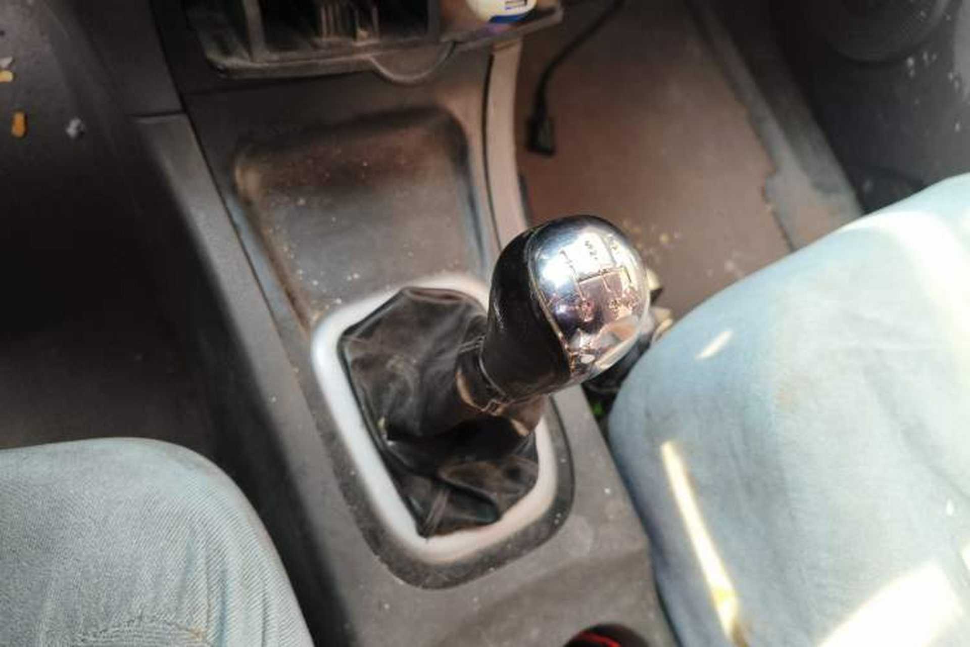 Used Dongfeng Shuaike 2011 2.0L Manual Comfort 7-Seater Gear Lever