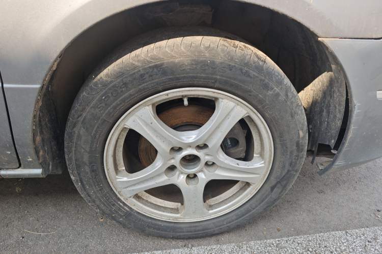 Used Dongfeng Shuaike 2011 1.6L Manual Comfort 7-Seater Right Front Wheel Hub