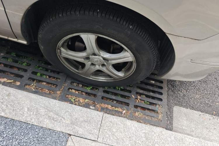 Used Dongfeng Shuaike 2011 1.6L Manual Comfort 7-Seater Right Front Wheel Hub