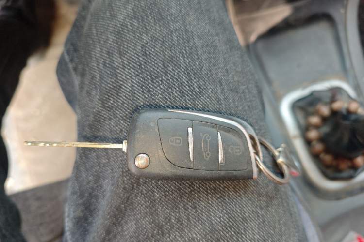 Used Dongfeng Shuaike 2011 1.6L Manual Comfort 7-Seater Vehicle Key