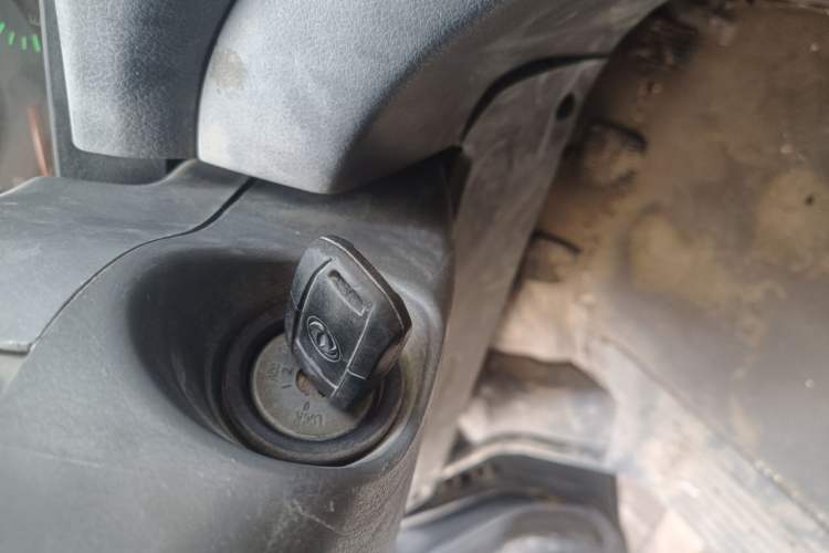 Used Dongfeng Shuaike 2011 1.6L Manual Comfort 7-Seater Vehicle Key