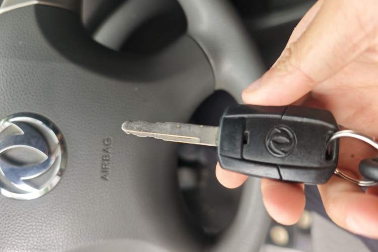 Used Dongfeng Shuaike 2011 1.6L Manual Comfort 7-Seater Vehicle Key
