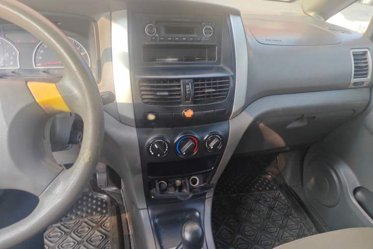Used Dongfeng Shuaike 2011 1.6L Manual Luxury 7-Seater Audio And AC Panel