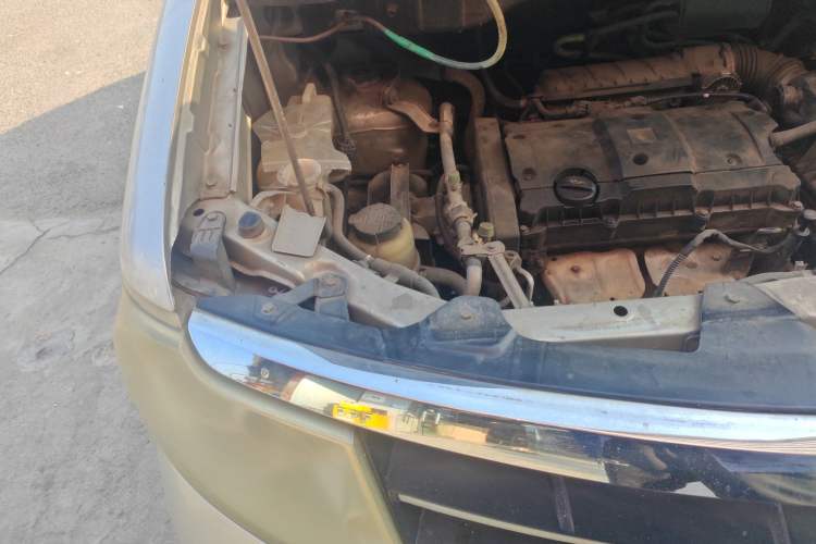 Used Dongfeng Shuaike 2011 1.6L Manual Luxury 7-Seater Engine Bay Right