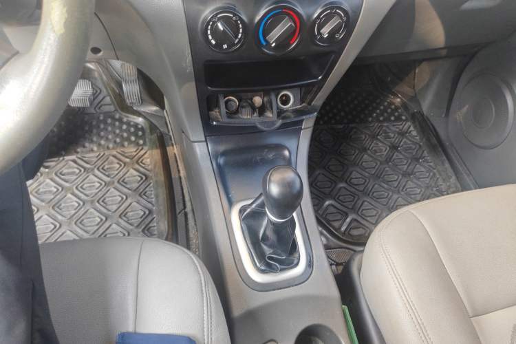 Used Dongfeng Shuaike 2011 1.6L Manual Luxury 7-Seater Gear Lever