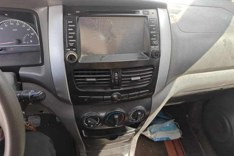 Used Dongfeng Shuaike 2011 1.6L Manual Comfort 7-Seater Audio And AC Panel