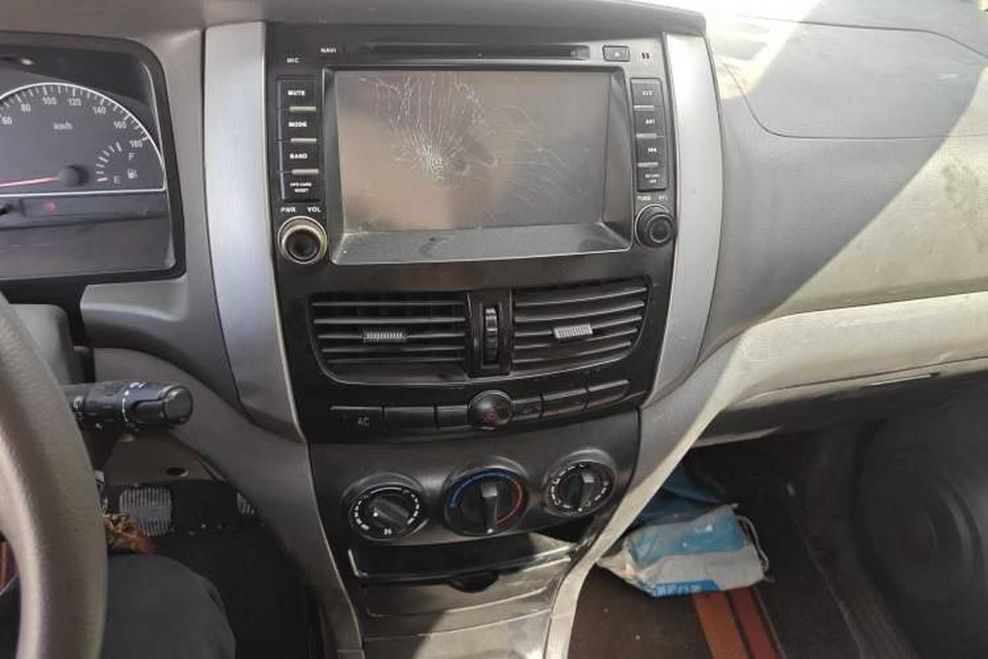Used Dongfeng Shuaike 2011 1.6L Manual Comfort 7-Seater Audio And AC Panel