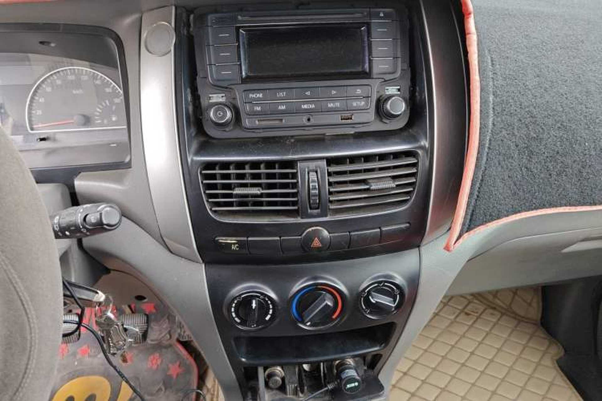 Used Dongfeng Shuaike 2011 1.6L Manual Luxury 7-Seater Audio And AC Panel