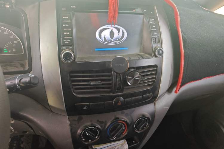 Used Dongfeng Shuaike 2011 1.6L Manual Luxury 7-Seater Audio And AC Panel