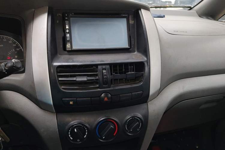 Used Dongfeng Shuaike 2011 1.6L Manual Luxury 7-Seater Audio And AC Panel