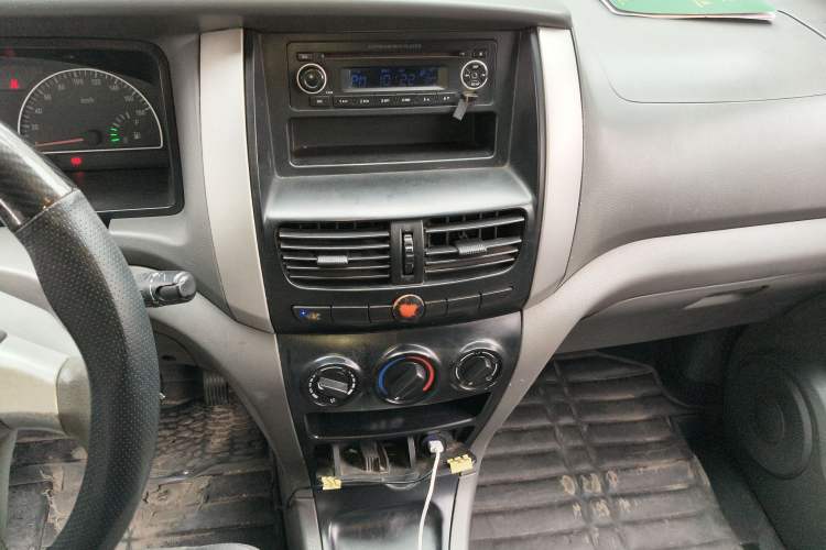 Used Dongfeng Shuaike 2011 1.6L Manual Comfort 7-Seater Audio And AC Panel