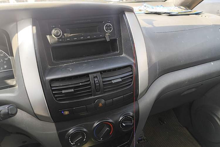 Used Dongfeng Shuaike 2011 1.6L Manual Comfort 7-Seater Audio And AC Panel