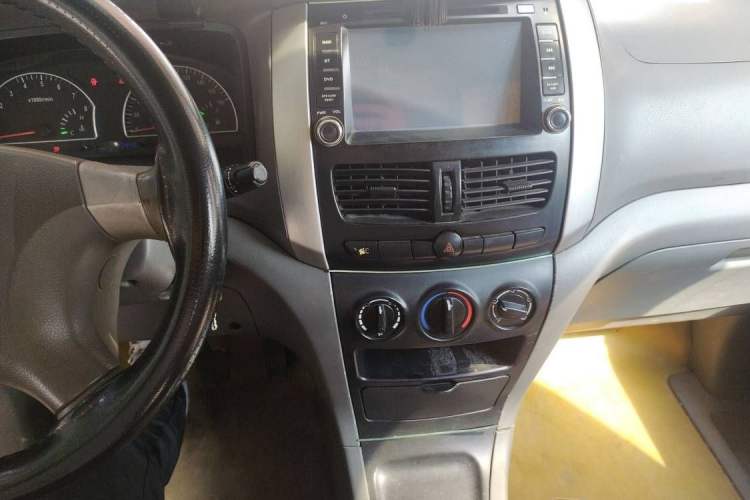 Used Dongfeng Shuaike 2011 1.6L Manual Comfort 7-Seater Audio And AC Panel