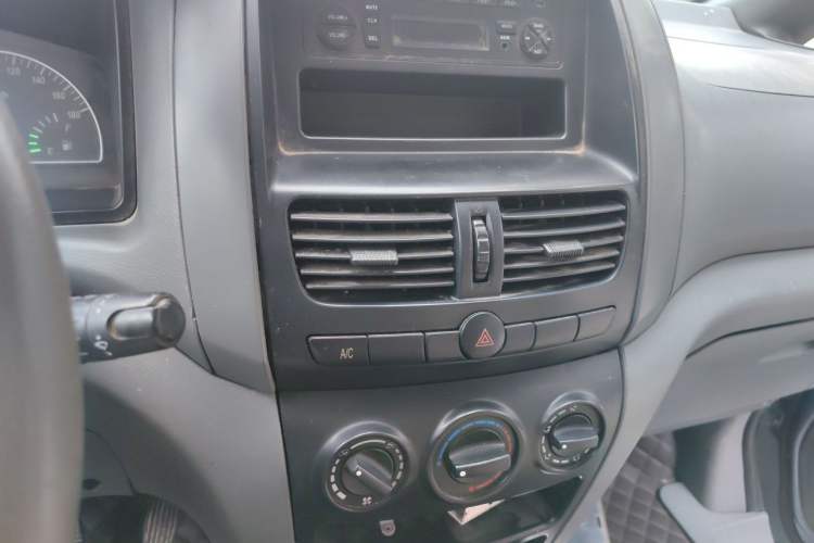 Used Dongfeng Shuaike 2011 1.6L Manual Practical 7-Seater Audio And AC Panel