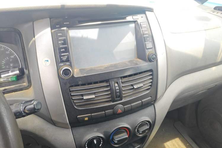 Used Dongfeng Shuaike 2011 1.6L Manual Comfort 7-Seater Audio And AC Panel