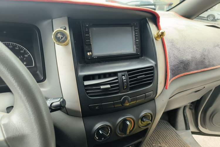 Used Dongfeng Shuaike 2011 1.6L Manual Comfort 7-Seater Audio And AC Panel