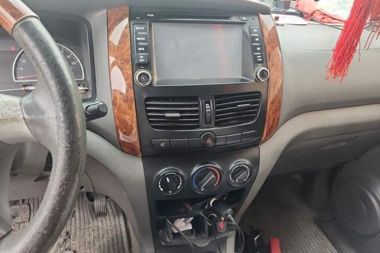 Used Dongfeng Shuaike 2011 1.6L Manual Practical 7-Seater Audio And AC Panel